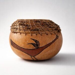 VINTAGE 1988 HAND-DECORATED SOUTHWESTERN GOURD BASKET WOVEN RIM ANAMORPHIC BIRD